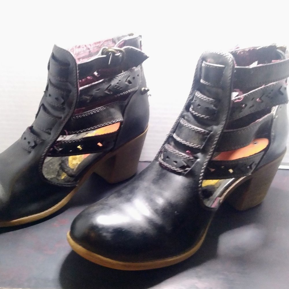 Buckle Roxy heeled booties w/ cut outs sz 10
